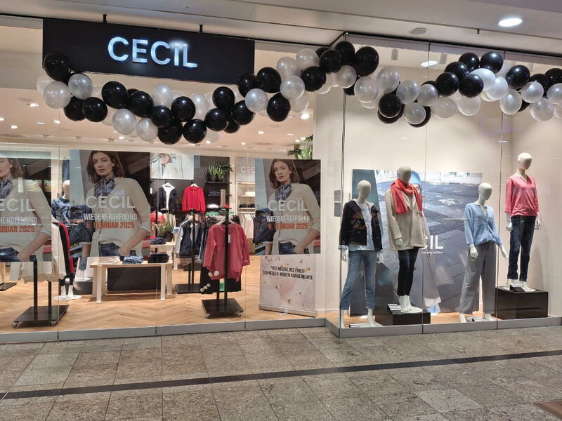 Innenansicht eines Cecil-Ladens mit Kleidung und Dekorationen aus schwarzen und weißen Ballons.