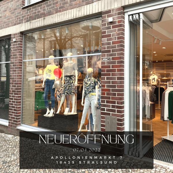 Schaufenster eines Ladens mit Modellen und Ankündigung der Neueröffnung am Apollonienmarkt in Stralsund.