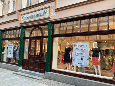 Schaufenster des Modegeschäfts Schneider-Moden.
