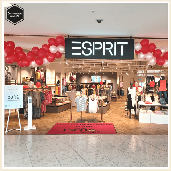 Store-Einrichtung mit Kleidung und Dekoration für Esprit und Schneider Moden im Cera Arcade.