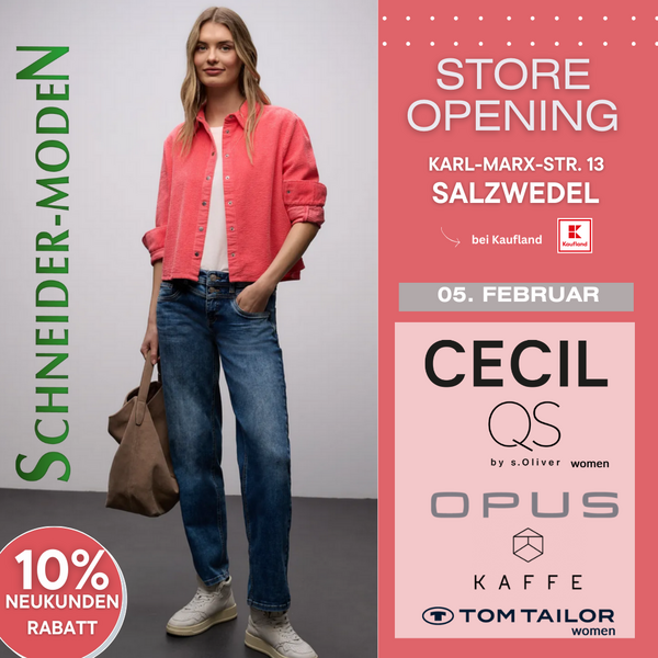 Frau in roter Bluse und blauen Jeans in einer Modewerbung.