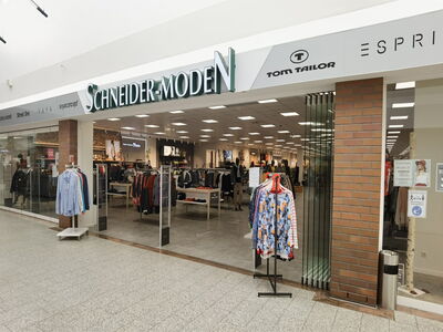 Storefront eines Modegeschäfts mit den Marken Schneider-Moden und Tom Tailor.