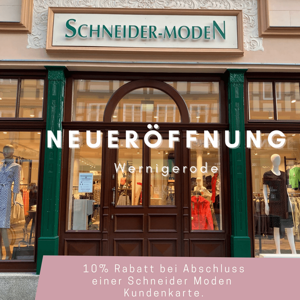 Schaufenster des Modegeschäfts Schneider-Moden mit Hinweis auf die Neueröffnung und Rabattaktion.